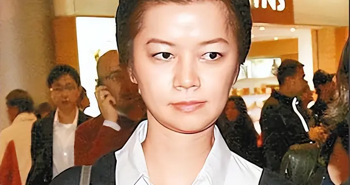 帮周星驰赚20亿后，她嫁给大16岁百亿富豪，如今是三个孩子的后妈