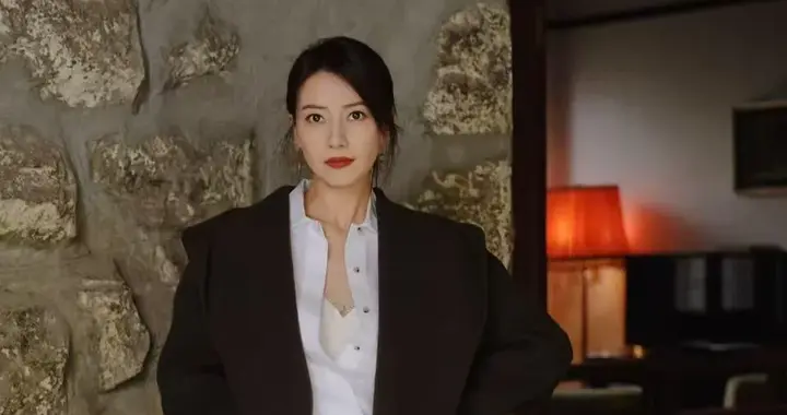 高圆圆的气质真是出挑！穿棕色短大衣+衬衫+牛仔裤，高级又洋气！