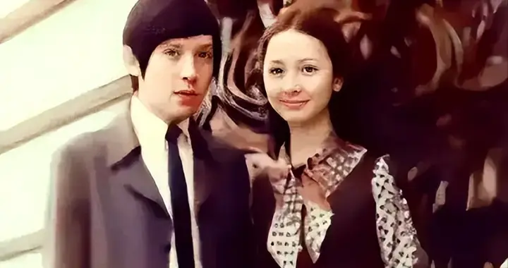 陈冠希母亲有多美？肤白貌美腿又长，难怪陈冠希当年女人缘那么好