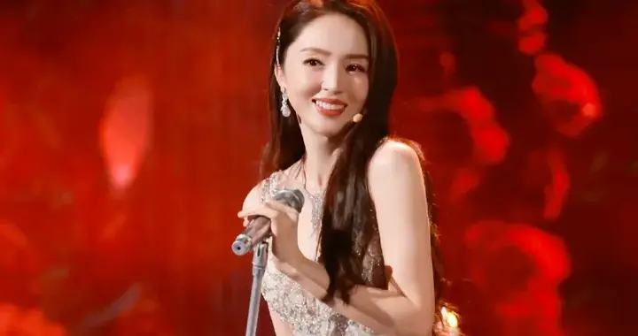 大家发现没？二婚后的董璇犹如开了挂，愈发妩媚热辣！