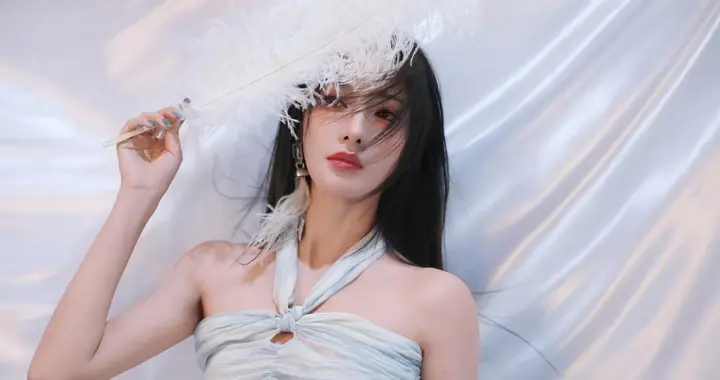 彭小苒，眼波里裹着故事感