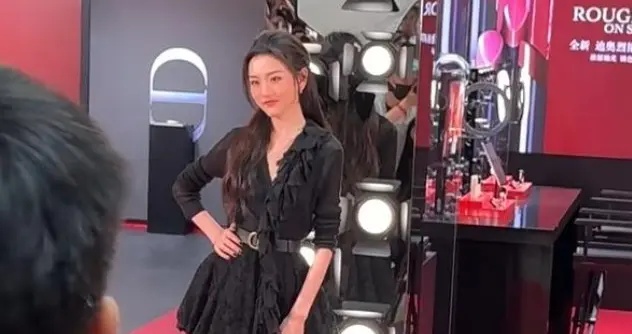 宋祖儿瘦成“纸片人”惊现南京！筷子腿“吓坏”粉丝！