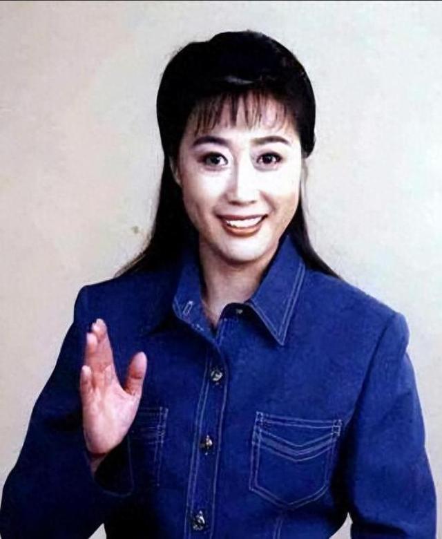 她是“央视名嘴”，因揭露姜昆丑闻被封杀，如今65岁处境如何？