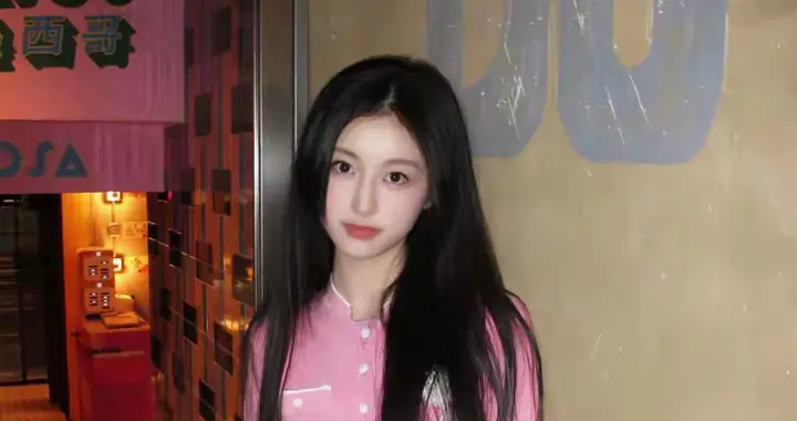 17岁的粉色系裴佳欣 已经走向成熟