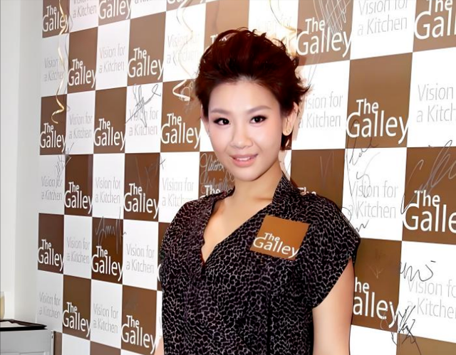 “失踪人口”郑欣宜回归！一头金发身段苗条，已签约内地经纪公司