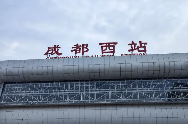 上海女孩瞒着父母到四川男友家吃饭，晒了饭菜后，网友却劝分手