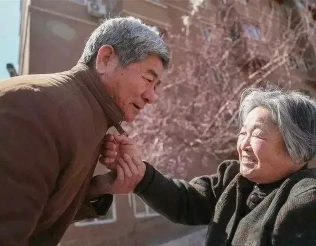 25岁瘫痪，女儿夭折冒死生子，丈夫照顾妻子50年不离不弃