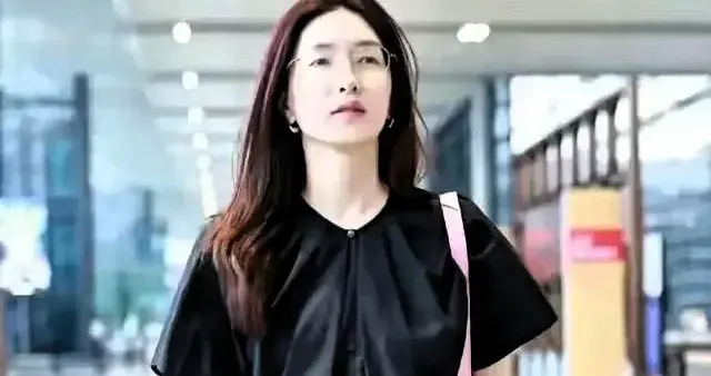 江疏影素颜出现在机场里，没化妆和路人差不多，不过是真的瘦。