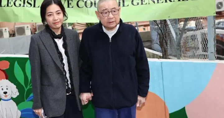 74岁刘銮雄与甘比罕见合体！女方气色佳保养得宜，搀扶男方显疲惫