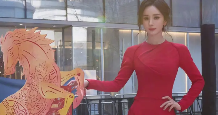 杨幂一身红裙出席品牌活动，太有过年氛围了