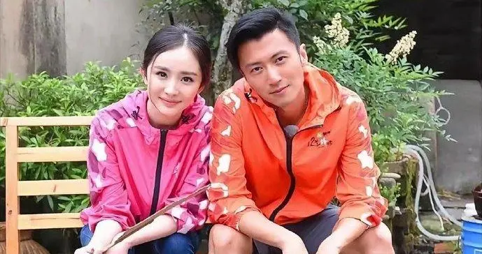 杨幂学校旧照！那时候的她就已经展现出了非凡的气质和魅力。