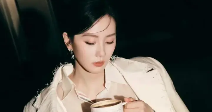 刘诗诗：米白西装纯粹优雅，你想和她共进晚餐么？