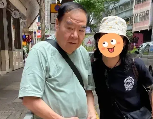 72岁“肥猫”街头被偶遇！头发稀疏眉毛全白，挺超大肚腩仍很胖