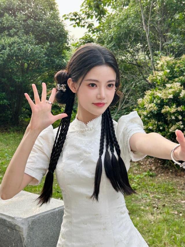 蝴蝶结 孙珍妮美出新高度！把头发扎成俩“蝴蝶结”，减龄还很洋气