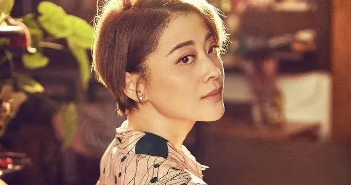 48岁梅婷新剪了波波头年轻10岁，穿毛衣+阔腿裤，美得像换了个人