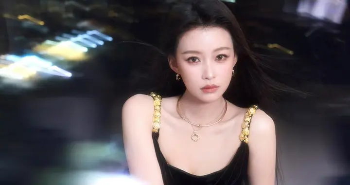 孙怡全新穿搭写真，黑裙如砚，率性不羁。