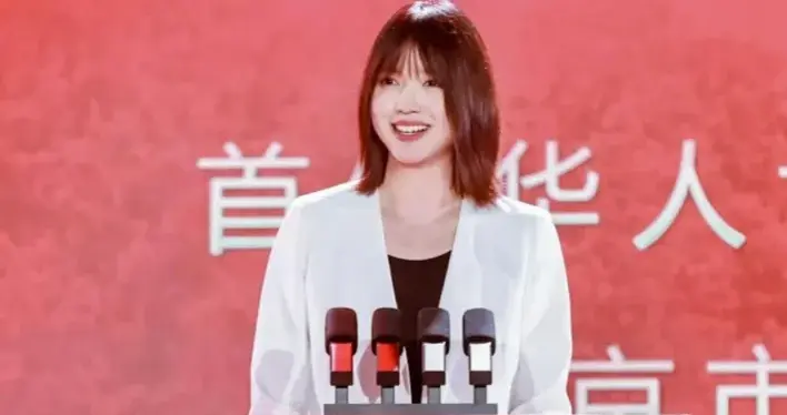 太耀眼了！张梓琳回母校参加毕业二十周年活动，当年的毕业照曝光