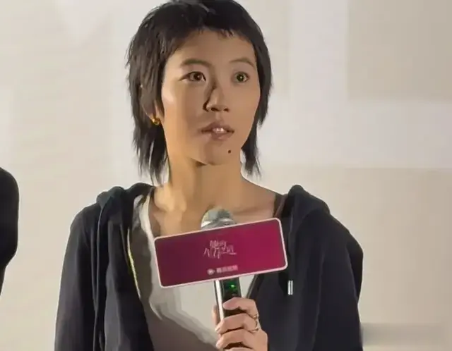 28岁窦靖童穿裙子现身，气质神似王菲，长发造型很淑女