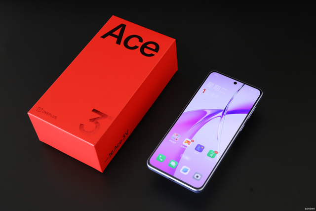 一加Ace 5系全系搭载1.5K纯直屏，告别双曲面设计