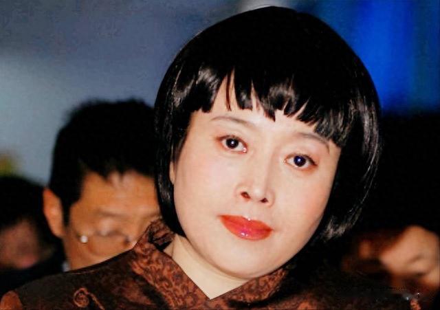 演员丁嘉丽：年轻时没管好下半身，如今承受后果，64岁仍未婚