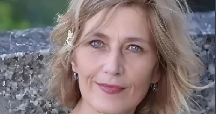 原来她是姜文前妻，离婚后回法国生活，如今女儿也在法国成家立业