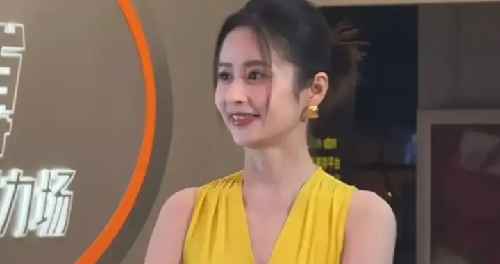 颖儿穿黄色裙子，鲜艳明媚大气！