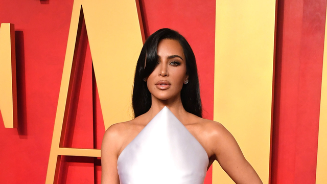 金·卡戴珊的美容秘诀：从发延到整容手术