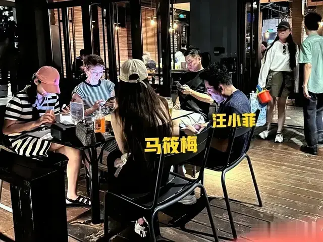 汪小菲小梅现身阿那亚吹着海风，喝着小酒吃烤串生活过得好惬意