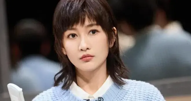 42岁王鸥剪短后像换了个人！穿蓝毛衣+格子裤时髦减龄 差点认不出