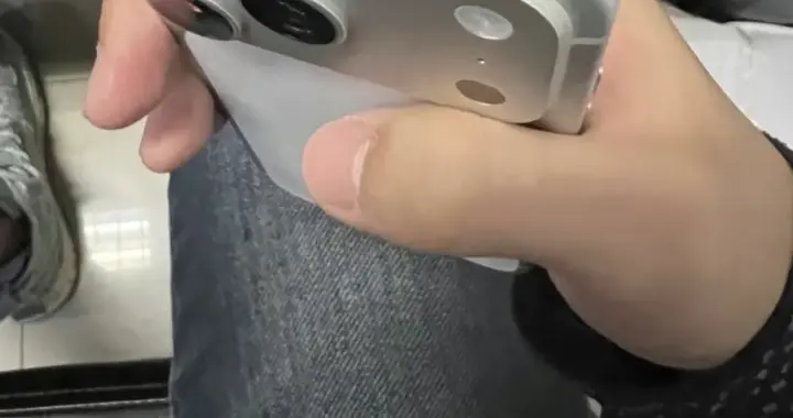 iPhone 17 新机翻车：掉漆、镜头起雾、耳塞断裂！苹果回应