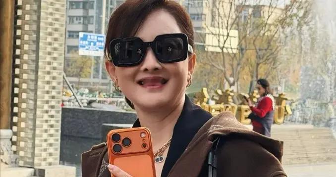 53岁牛莉近照身材火辣！穿4万大衣满身高奢，被大8岁富豪老公宠着