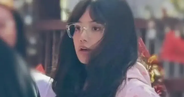 Lisa车公庙上香被偶遇！素颜戴眼镜差点没认出，瑜伽裤身材太抢镜