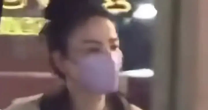 王菲穿两千块夹克和俞飞鸿聚餐，“劳保服”被她穿洋气了！