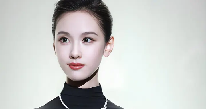 陈都灵上海珠宝活动亮相，穿一身黑闪耀全场，网友：黑天鹅上身！