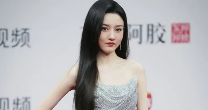 宋祖儿顶级骨相！出席红毯活动，黑长直银色礼服，好美好漂亮呀