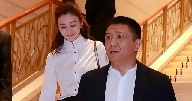 李小冉罕见与老公合影，穿衬衫+半身裙像个学生，大6岁的他像爸爸