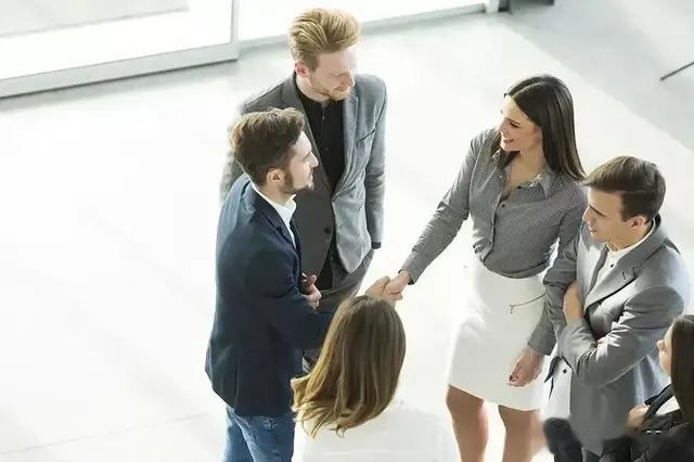 同事让你代他向领导请假，应该怎么处理？