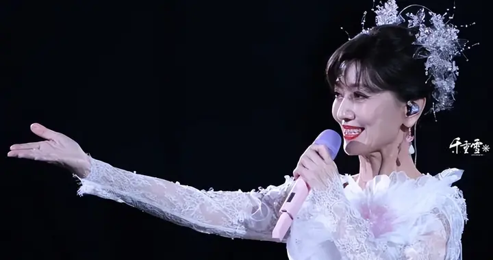 72岁赵雅芝太拼！穿高开叉裙跳“擦边”舞，累到大喘气还敲架子鼓