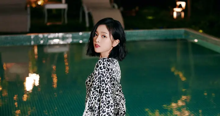 吴宣仪豹纹裙装泳池大片，酷飒性感演绎暗夜时尚魅力
