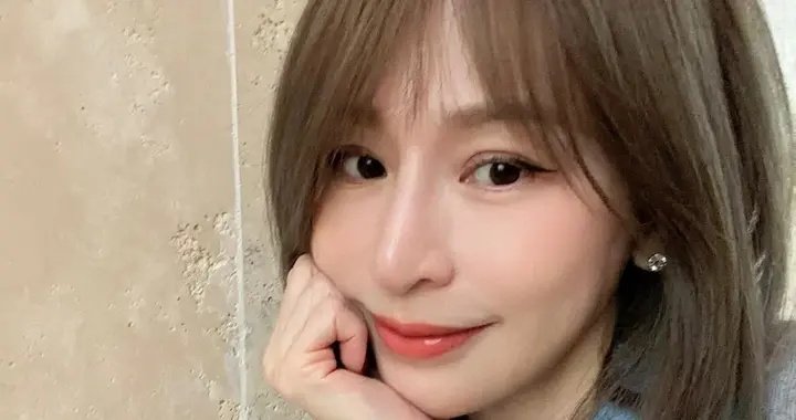 王心凌分享元宵节美照，穿蓝色衬衣搭配灰色背心，美得似少女