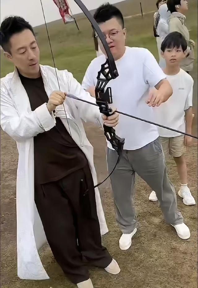 汪小菲都压不住儿子的语出惊人！大草原玩卡丁车射箭，比他爸还牛