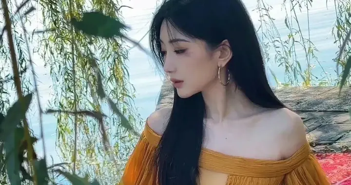 毛晓彤秋日造型颜色和秋风一样温馨动人