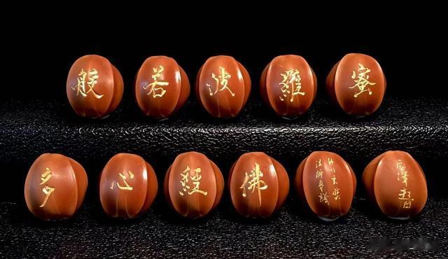 玛瑙|橄榄核上刻什么字好？核雕手串上的字都是用什么染的？