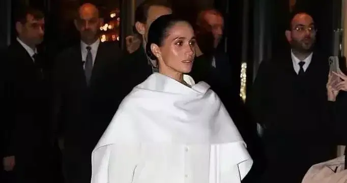 梅根首次亮相巴黎时装周 一身白造型酷飒吸睛