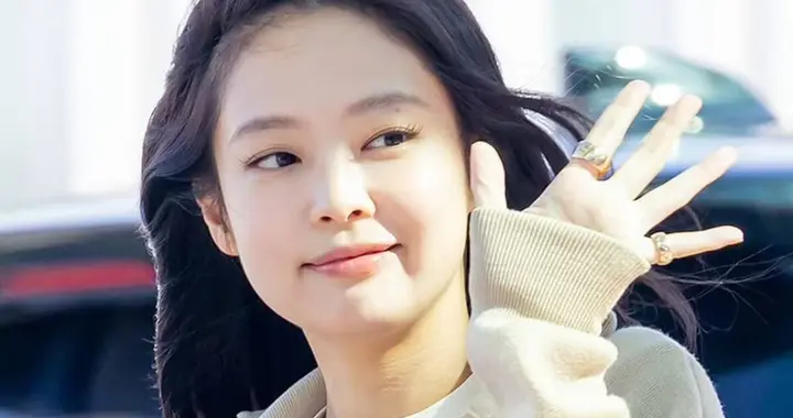 被指傲慢无礼又种族歧视?Jennie巴黎签名态度引争议!粉丝还原真相
