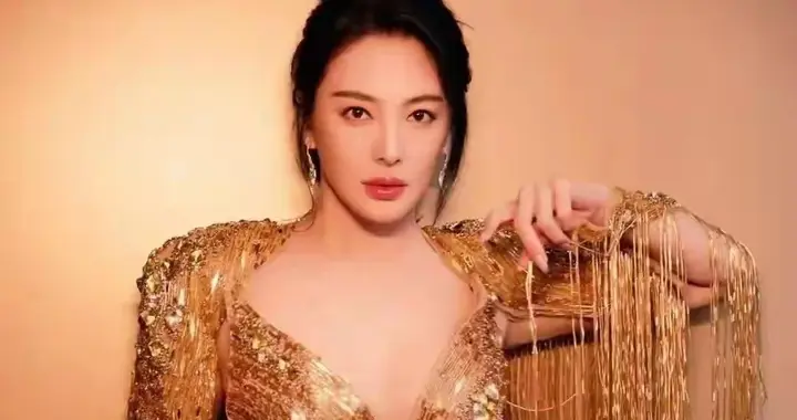 看张雨绮身披黄金战衣，于聚光灯下绽放迷人风采