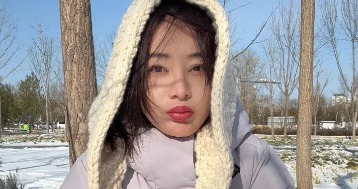袁姗姗分享北京初雪美照，穿淡紫色长款羽绒服戴针织帽玩雪好可爱