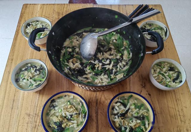 河南媳妇晒婆媳午餐，面条饭火了，网友：啥玩意真寒酸，猪都不吃