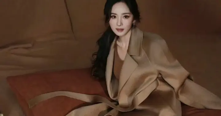 杨幂最新美照，风衣大长腿，性感十足！