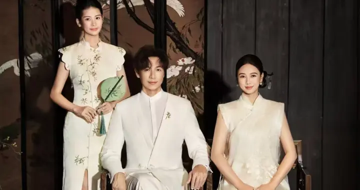 翁虹女儿中秋晒全家福，母女穿旗袍美翻了，17岁水晶美貌身材超绝